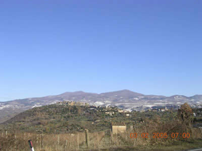 Montegiovi in primo piano la montagna sullo sfondo